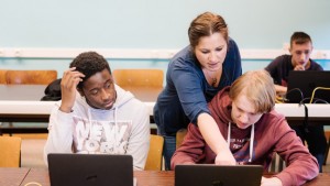 Leraar Tamara helpt haar leerlingen met Google Classroom