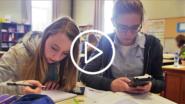twee meisjes maken wiskunde oefeningen met smartphone