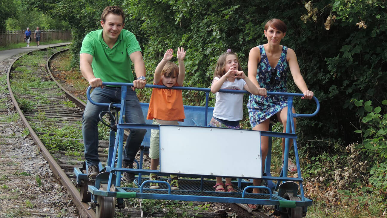 gezin op een railbike