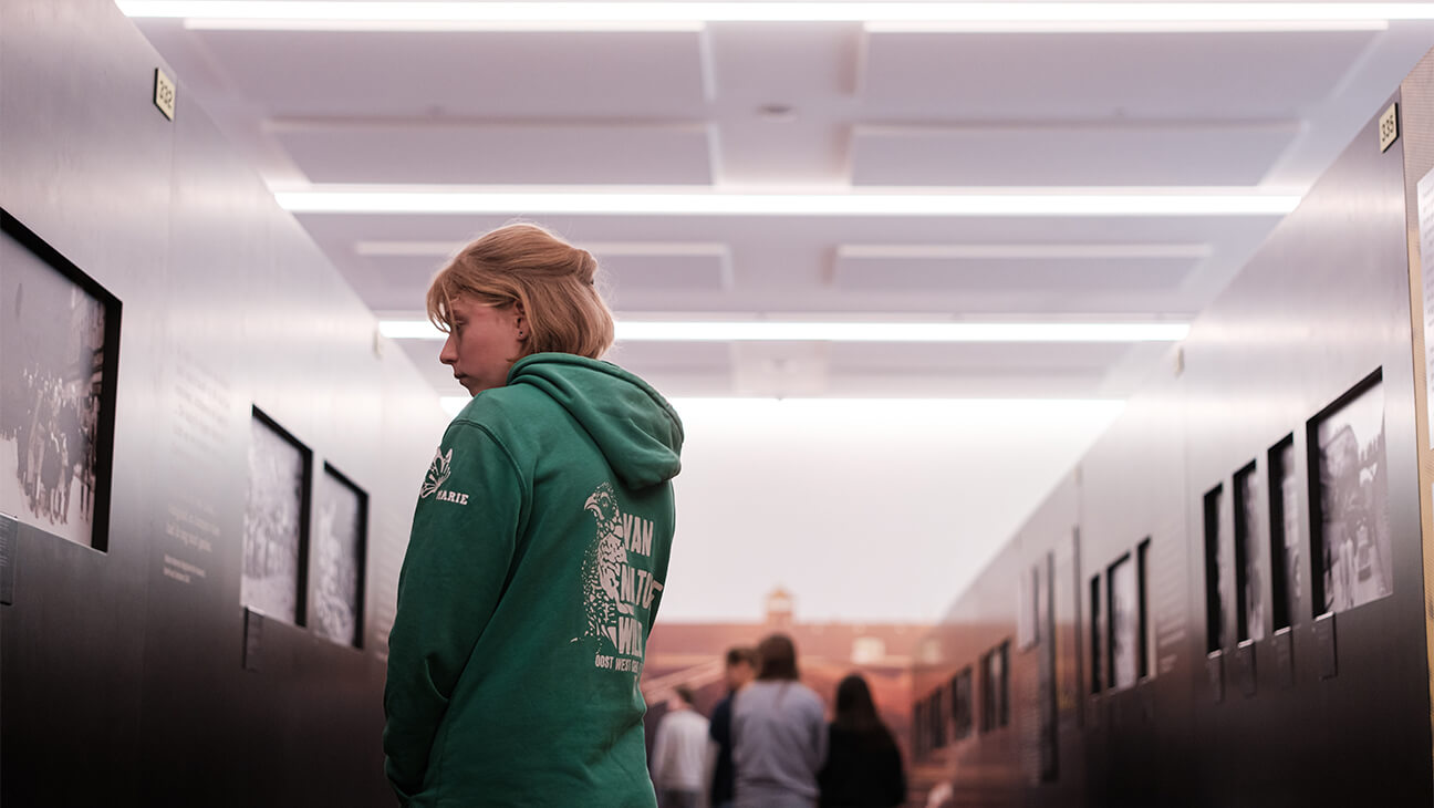 Vrouw in Kazerne Dossin