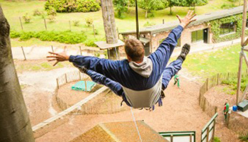 Man hangt in touwenparcours