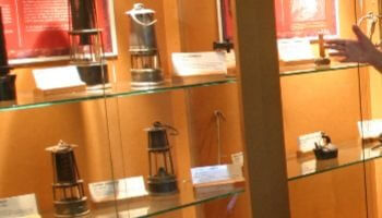 vitrine met voorwerpen over steenkoolontginning