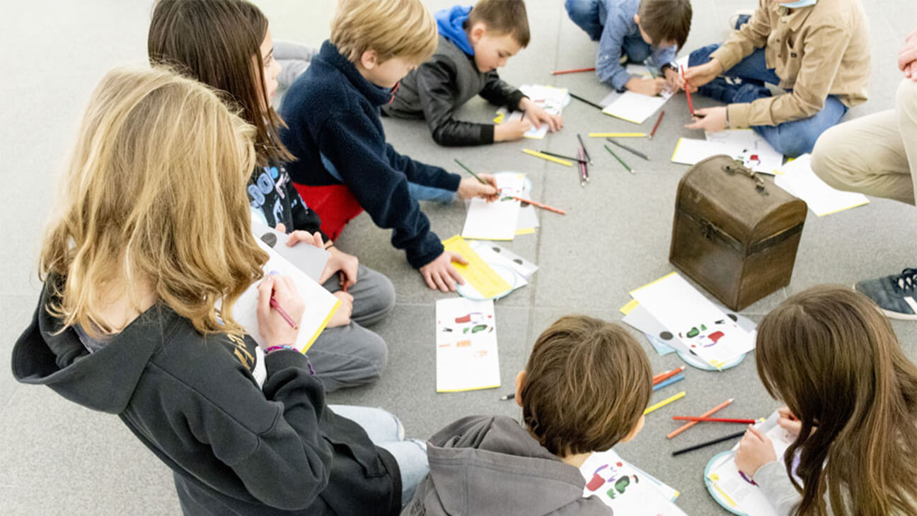 Kinderen aan het kleuren in het Musée des Arts Contemporains