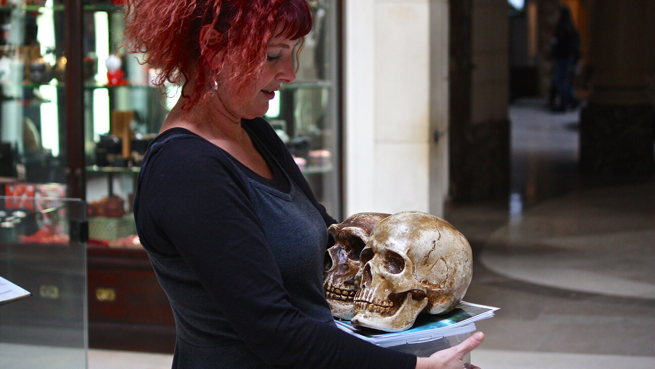 Vrouw met schedels uit de préhistorie