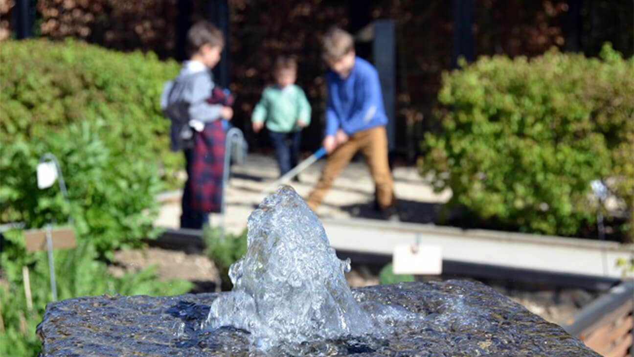 Kinderen spelen minigolf in Riveo