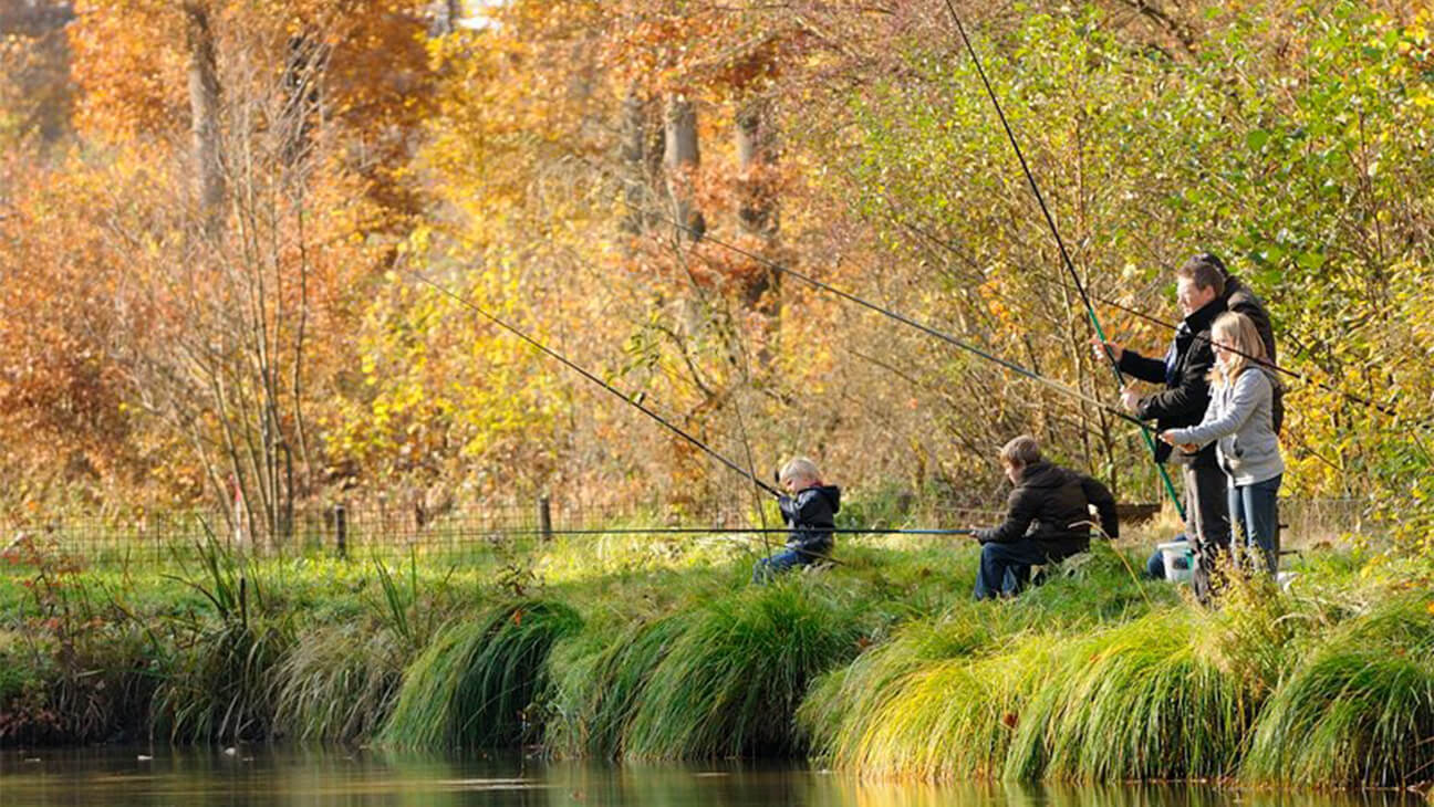 Mensen aan het vissen