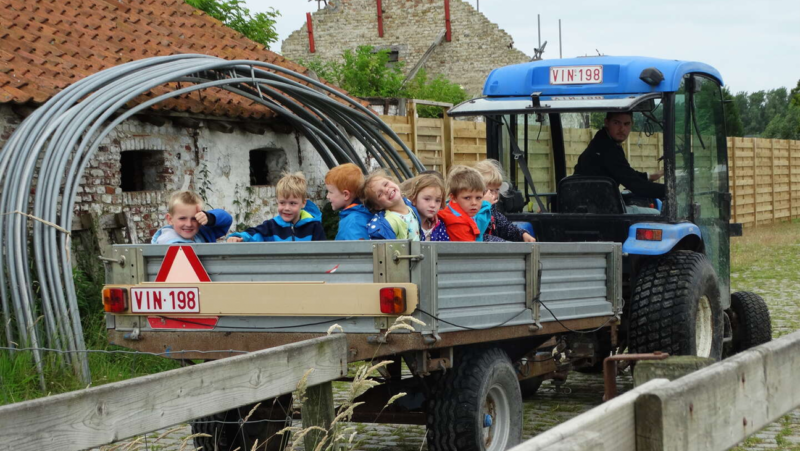 Kinderen op een tractor in Kinderboerderij De Lange Schuur