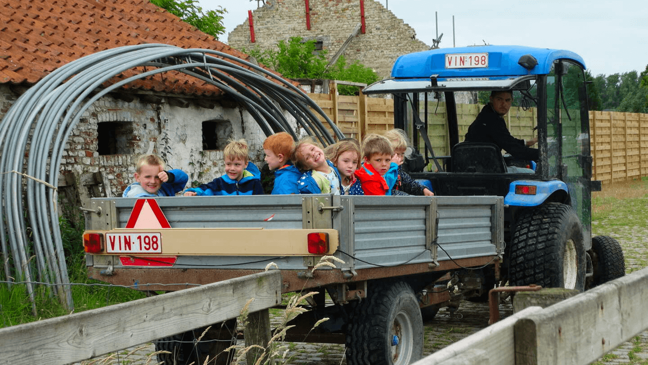 Kinderen op een tractor in Kinderboerderij De Lange Schuur