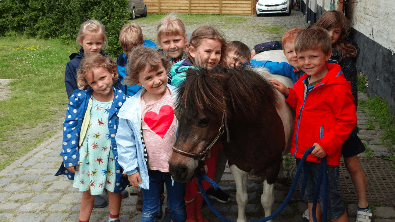 Kinderen bij een pony Kinderboerderij De Lange Schuur