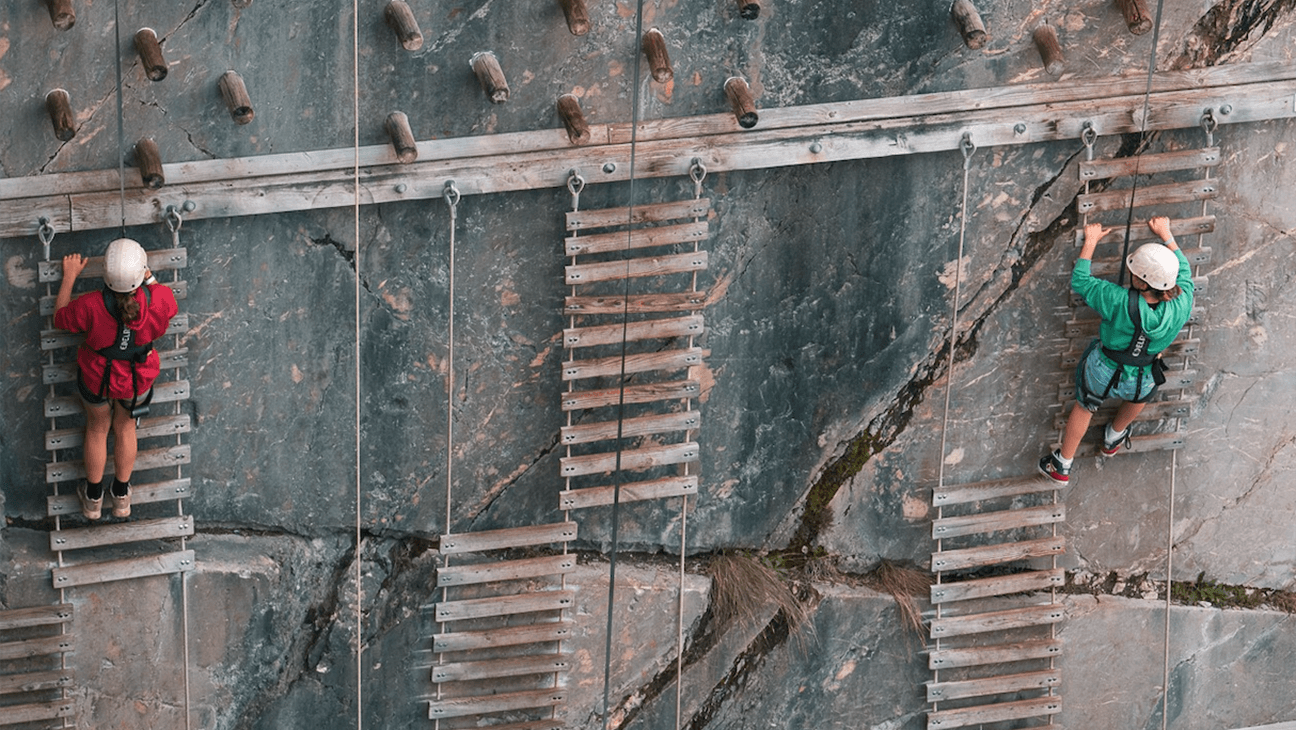 Jongeren op een klimmuur in Adventure Valley in Durbuy