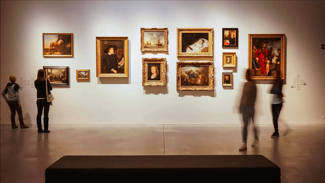 Bezoekers aan een tentoonstelling in 'M Leuven'