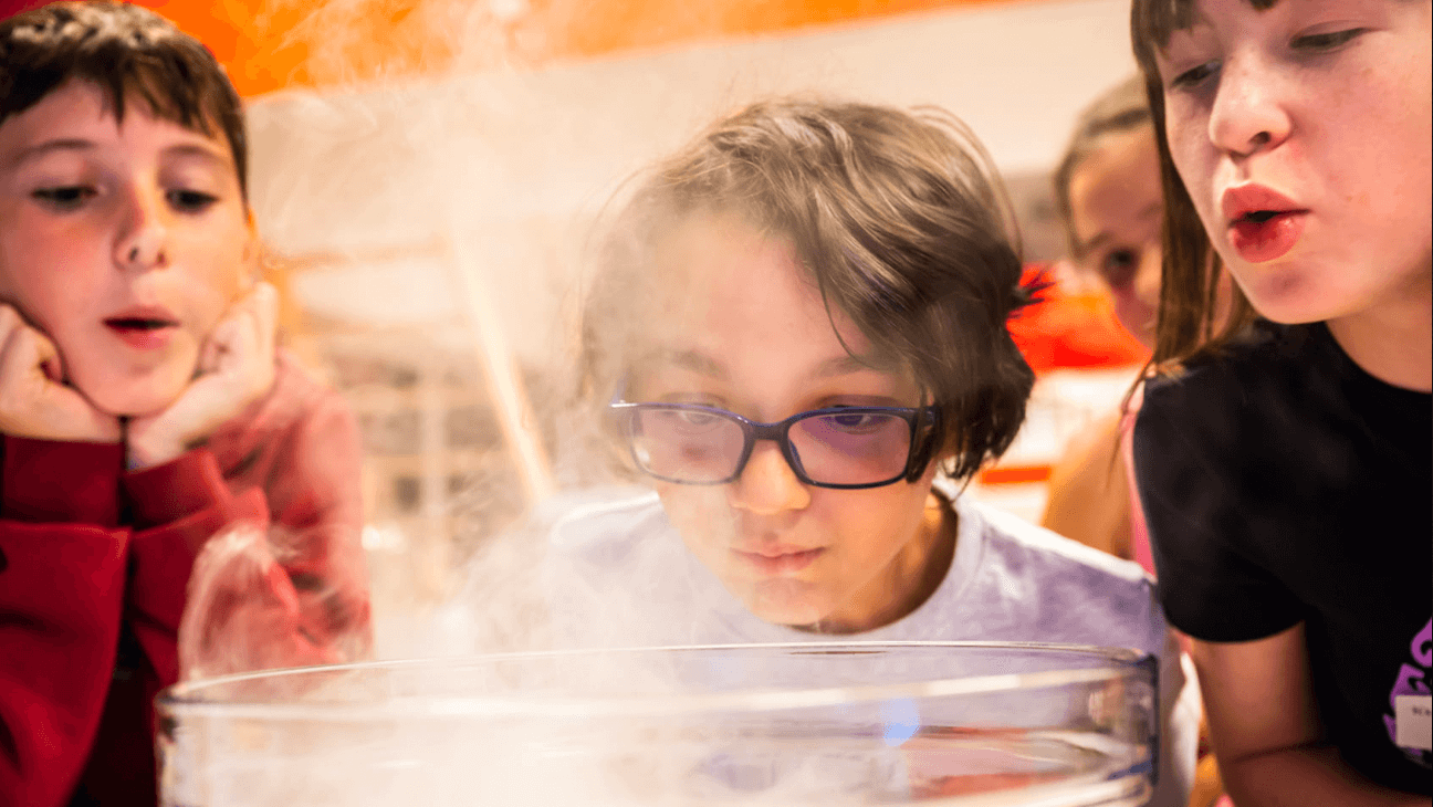 Kinderen doen een experiment ivm wetenschap en techniek