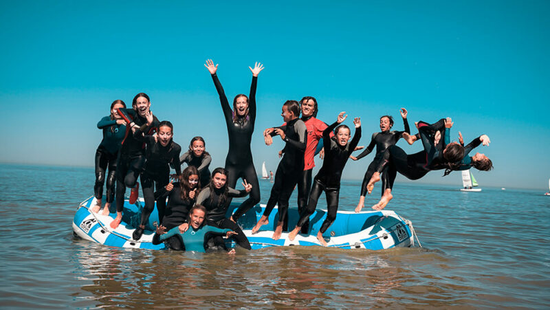 Jongeren in een rubberboot