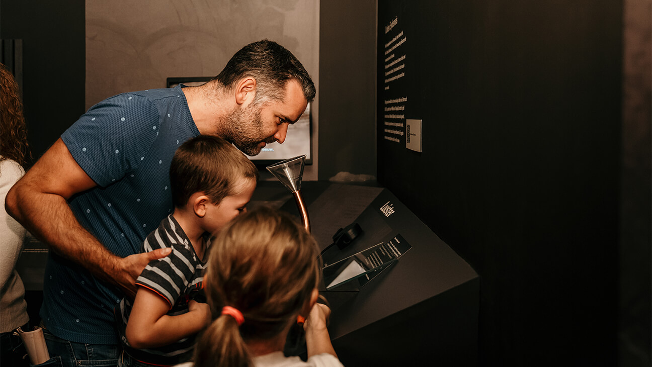 Man met kinderen in De Schatkamer van Sint-Catharina