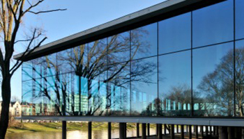 Achtergevel in glas van het museum