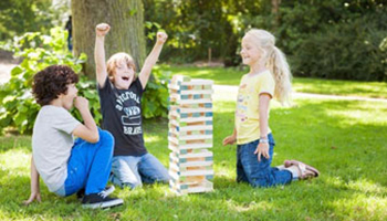 kinderen spelen buiten Jenga