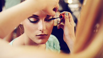make-up artiest verzorgt model