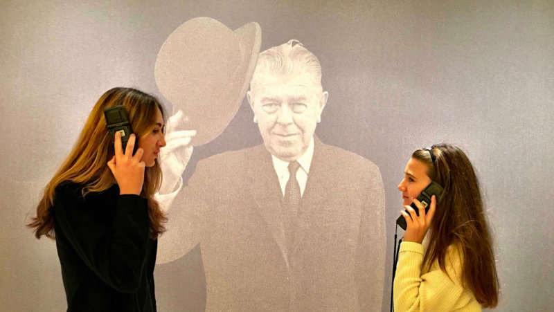 2 bezoekers met een audiogids in het Magrittemuseum