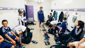 jongens in voetbalkleedkamer