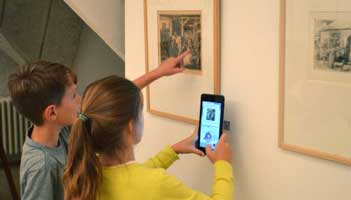 Tieners in het Jakob Smitsmuseum