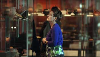 Vrouw kijkt naar vitrine