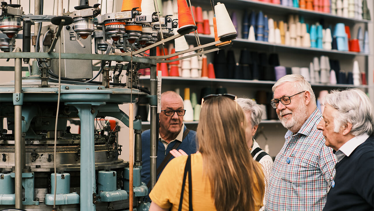 Bezoekers aan 'In Den Brei', het industriële breimuseum