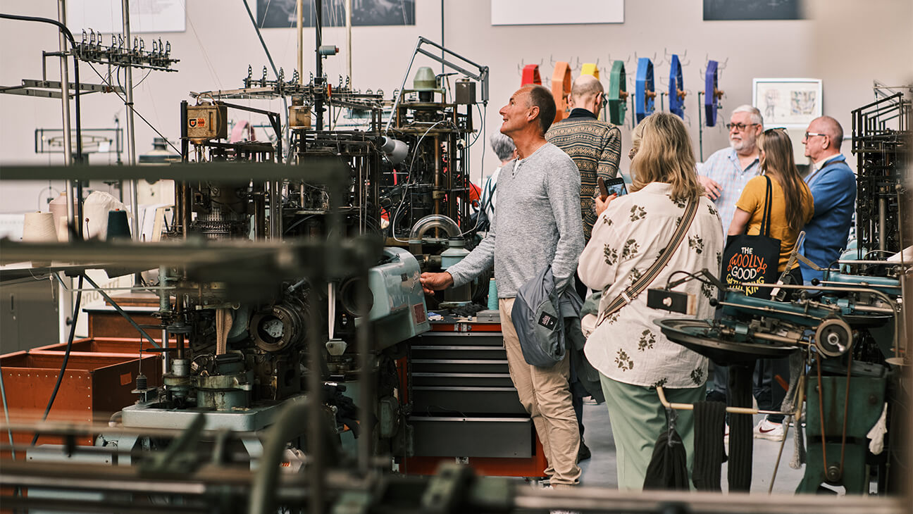 Bezoekers aan 'In Den Brei', het industriële breimuseum