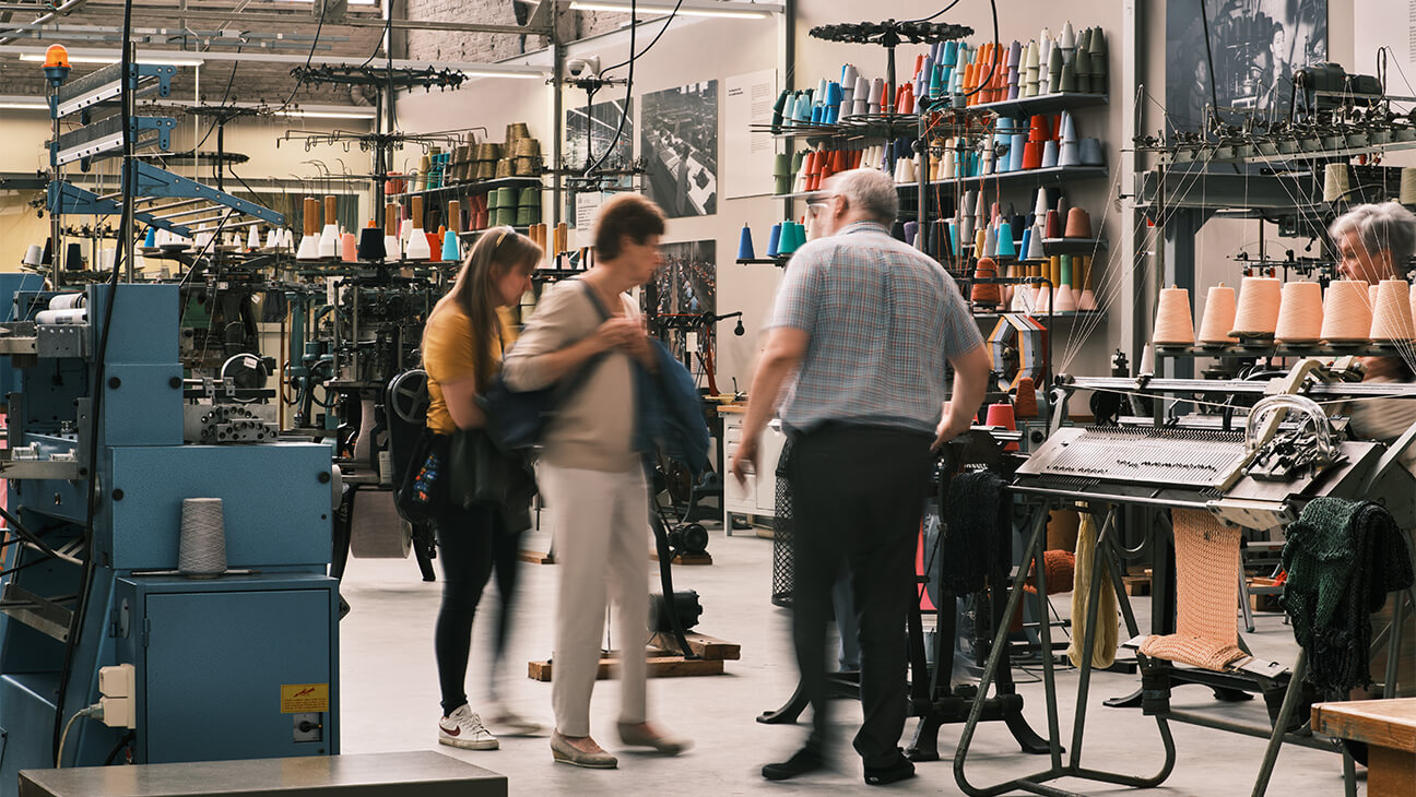 Bezoekers aan 'In Den Brei', het industriële breimuseum