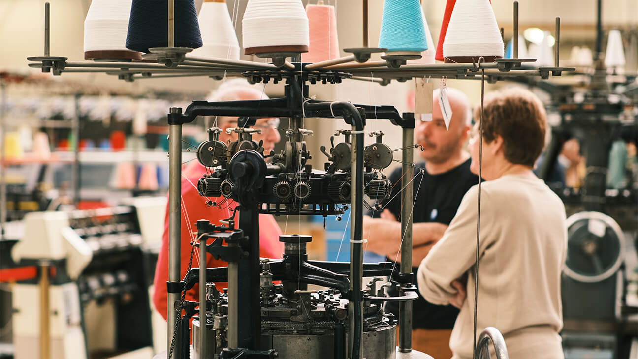 Bezoekers aan 'In Den Brei', het industriële breimuseum