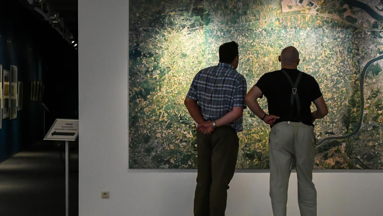 2 mannen kijken naar kaart in het Mercatormuseum