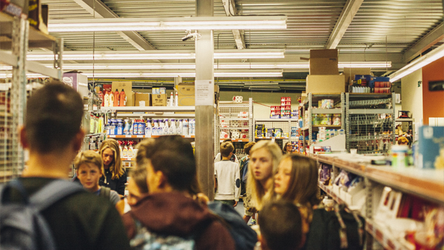 Jongeren hangen rond in een supermarkt
