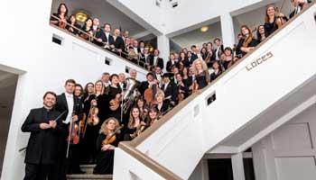 Alle muziekanten van het Nationaal Orkest van België op de trappen
