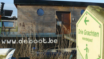Zijzicht van de Boot met riet