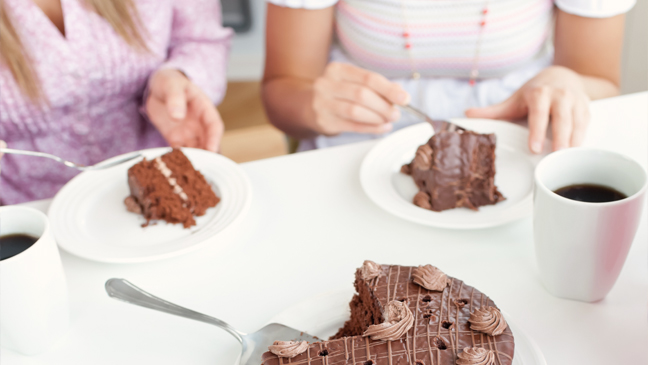 vrouwen eten chocolade cake