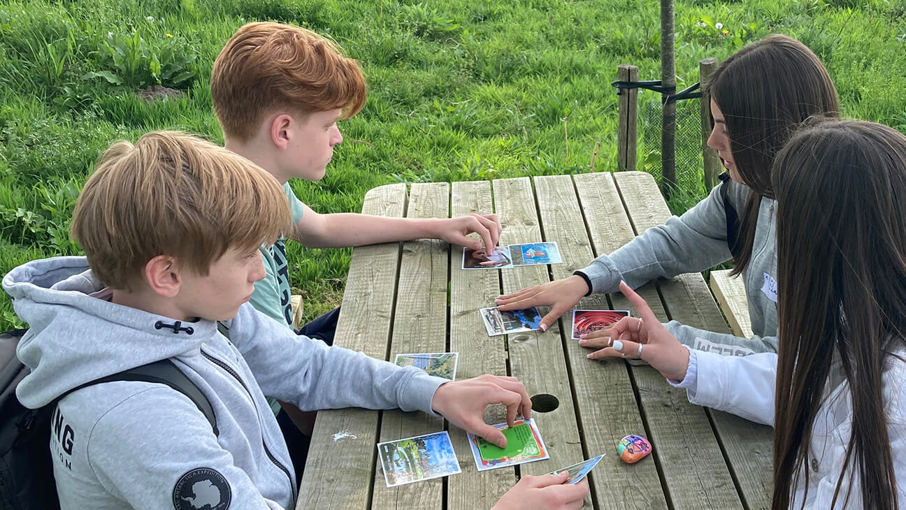 Kinderen spelen een kaartspel
