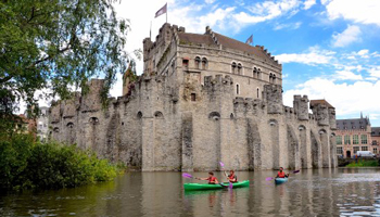 Mensen in kajak aan het Gravensteen