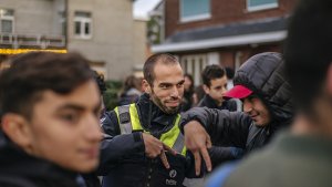 Fabio, "schoolinspecteur", een soort wijkagent die alle scholen bezoekt.