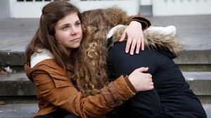 Meisje troost haar vriendin