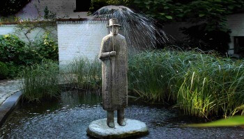 beeldhouwwerk man in regen