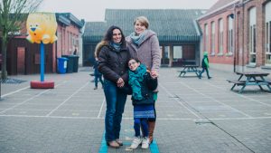 Nyla met mama en juf keizen voor inclusief onderwijs