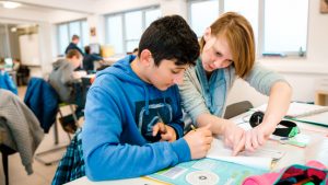 leraar begeleidt leerling