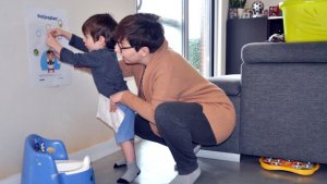 Zoontje plakt samen met mama stickers op de potjesplan