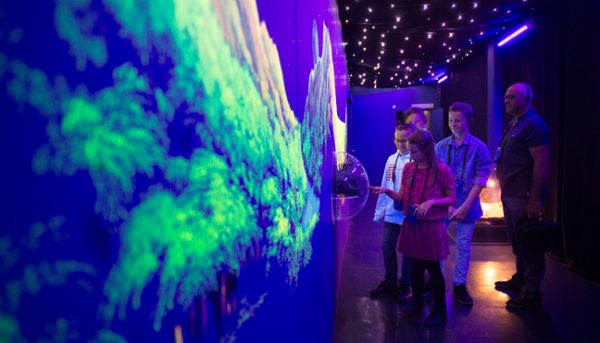 Kinder aan intercatieve wand in Eurospace