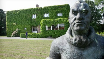 zicht op Permekemuseum Jabbeke en beeldhouwwerk in tuin