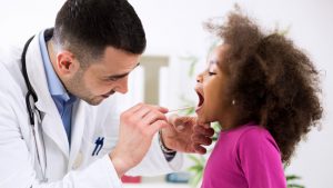 Dokter onderzoekt meisje