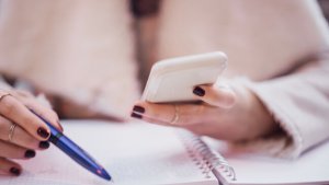 vrouw voert noodplan uit