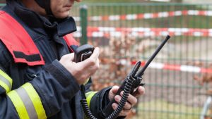 Simulatieoefening crisis brandweerman met walkie talkie