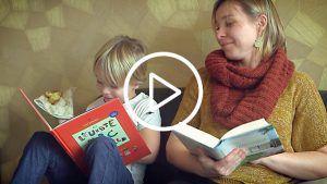 Brenda Froyen leest samen met kind