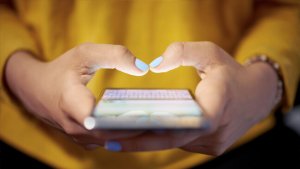 vrouwenhanden met smartphone