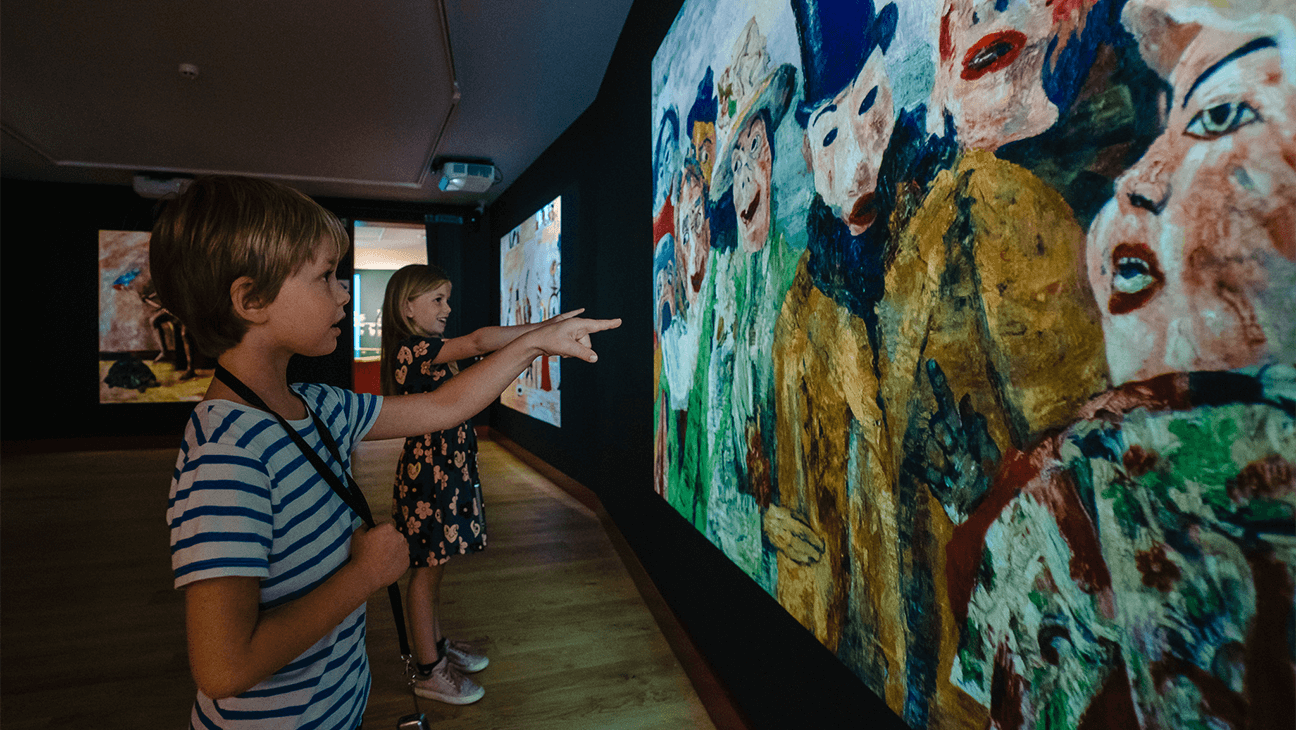 Kinderen bekijken schilderij van James Ensor